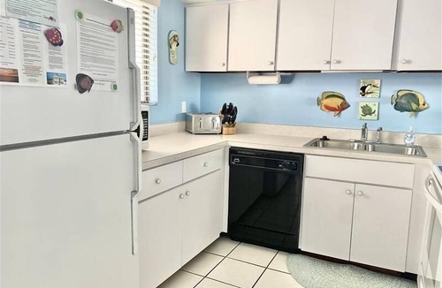 Bradenton Beach Condo | Runaway Bay 264 - Beach, bay, pool and gym