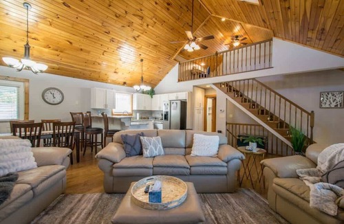 Horse Shoe House | Rustic 4BR w/ Deck, Firepit + Free Tix | Near Golf