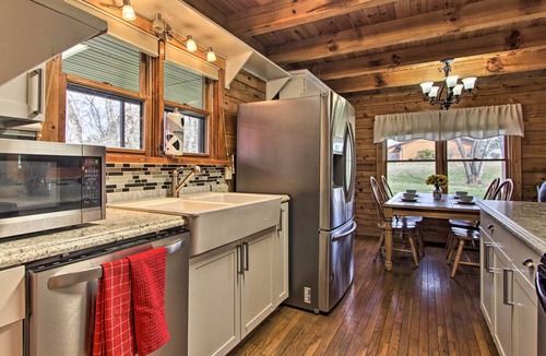 Sevierville Cottage | Rustic Cabin w/Screened Deck: 8 Mi to Dollywood