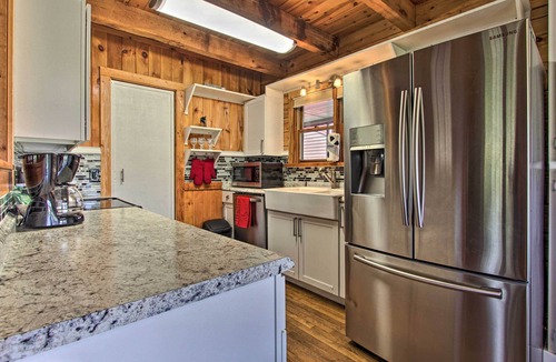 Sevierville Cottage | Rustic Cabin w/Screened Deck: 8 Mi to Dollywood