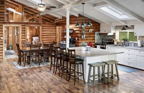 Flat Hollow Marina House | Rustic Cabin with Spa and Wonderful Outdoor Living in Tennessee