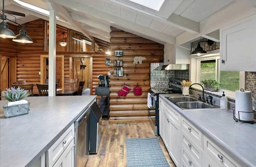 Flat Hollow Marina House | Rustic Cabin with Spa and Wonderful Outdoor Living in Tennessee