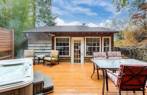 Weaverville Cabin | Rustic Elegance Minutes to Downtown : Privacy, Hot Tub & Mountain Views