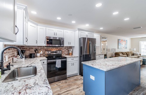 Courier City - Oscawana Condo | ★RUSTIC RESERVE★ Walk to Hyde Park, SOHO, Bayshore
