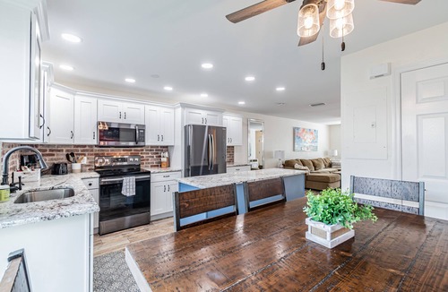 Courier City - Oscawana Condo | ★RUSTIC RESERVE★ Walk to Hyde Park, SOHO, Bayshore