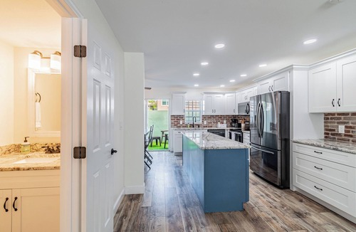 Courier City - Oscawana Condo | ★RUSTIC RESERVE★ Walk to Hyde Park, SOHO, Bayshore