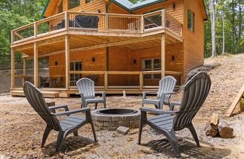 Zoe Cabin | Rustic Retreat with Modern Comforts