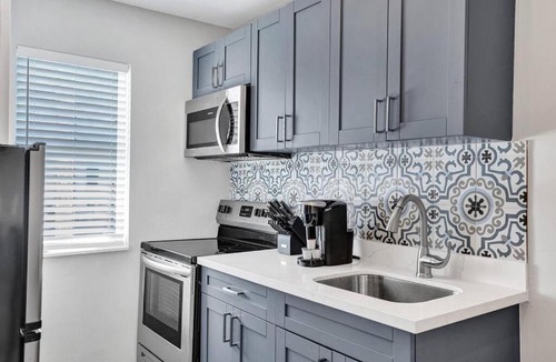 Poinciana Park Apartment | Rustic Retreats Beachy 1BR for 4 guests in the heart of Fort Lauderdale