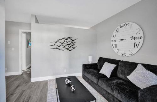 Poinciana Park Apartment | Rustic Retreats Spacious 1BR For 4 guests In The Heart of Fort Lauderdale