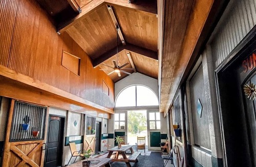 Lebanon Cabin | Rustic Tennessee Bed & Breakfast – Country Barn Breakfast & Private Bath Near Wildlife Preserves