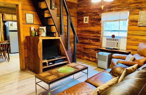 Old Town Cabin | Rustic Treehouse and Cabin Retreat Near the Suwannee River