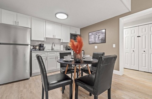 Columbus Apartment | Rustic Western Comfort w/King Pull-Out Couch, King Canopy Bed & 100″ Projector — Near Fort Moore