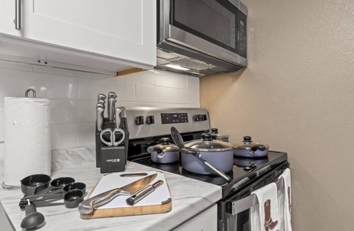 Columbus Apartment | Rustic Western Comfort w/King Pull-Out Couch, King Canopy Bed & 100″ Projector — Near Fort Moore