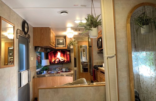 North Central Hollywood House | RV Efficiency w/pool access -quiet, clean, cable/wifi, utilities included-