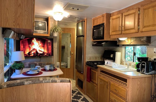 North Central Hollywood House | RV Efficiency w/pool access -quiet, clean, cable/wifi, utilities included-