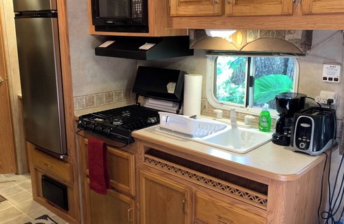 North Central Hollywood House | RV Efficiency w/pool access -quiet, clean, cable/wifi, utilities included-