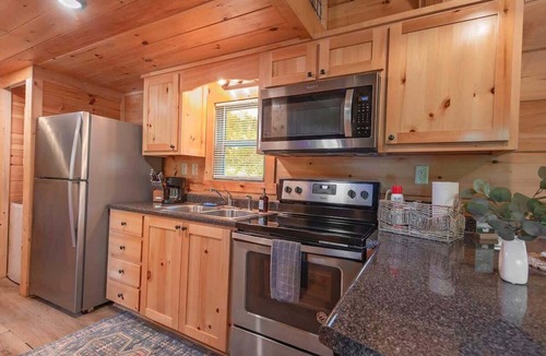 Lookout Valley Neighborhood Association Cabin | Ryon Stunning Wooded Tiny Cabin Close to Downtown