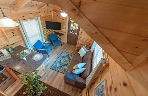 Lookout Valley Neighborhood Association Cabin | Ryon Stunning Wooded Tiny Cabin Close to Downtown