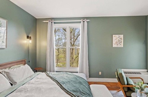 Townsend Hotel | Sage Haven Room - Peaceful Lodge Stay with Fireplace