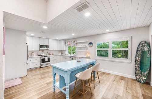 Jensen Beach House | Salt & Sand on Catamaran - Walk to River & Beach - Near Beach & Downtown