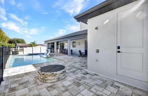 Fort Myers Villa | Saltwater Playhouse 1005 Luxury Pool & Spa Home w/Game Loft and