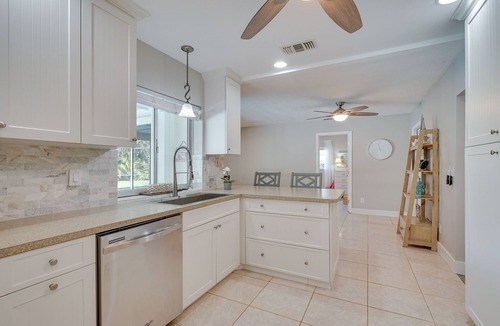 Caloosahatchee House | Saltwater Pool & Dog Friendly: ‘The Cape Escape’