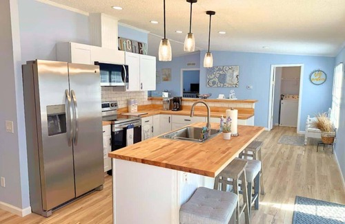 Prosperity House | Saluda Lake Escape Su