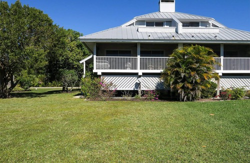 The Dunes House | Sandcastle Home | Sanibel Dunes Golf Front Home with Beach Chairs & BBQ + Close to Community Club House