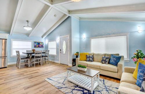Bayou Oaks House | Sarasota Home with Screened Porch, Walk To Zoo!