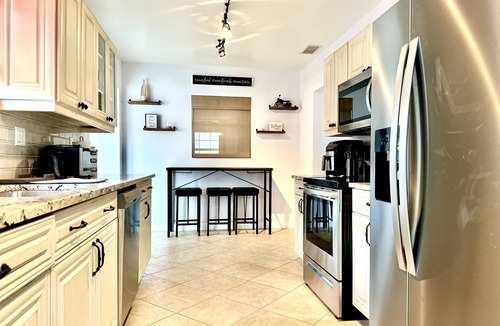 South Sarasota House | Sarasota Pet friendly family Vacation near Siesta Key beach - private backyard