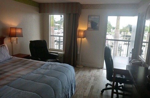 Trailer Estates Hotel | SARASOTA Waterfront hotel Room KING BED # 215 ON SARA BAY 7150 N Tamiami Trail