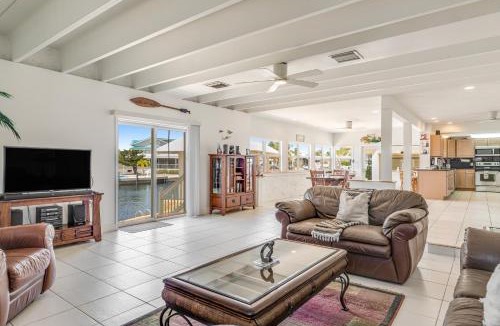 Cross Key Waterways House | Saratoga Sunshine