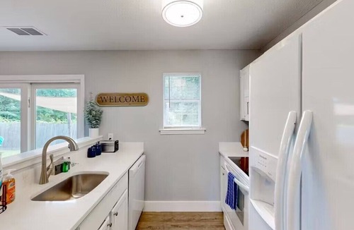 Whitemarsh Island House | Savannah Home, Firepit, Dog Friendly, Fenced Yard, Dogs OK