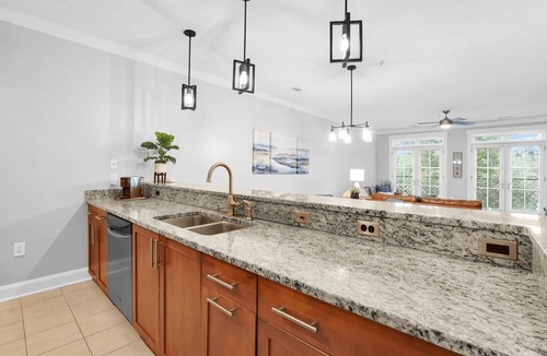 Old West Broad Neighborhood Apartment | Savannah Residences|Private Parking|5BR/4BA