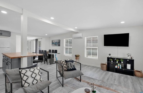 Victory Heights House | Savannah’s Oak & Brick Hideaway