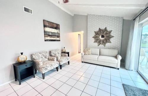 Caloosahatchee House | Seascape Retreat - Canal front Cape Coral Rental