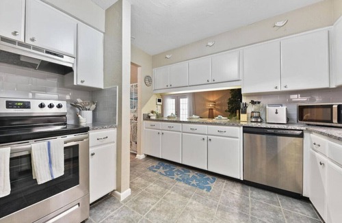 Jacksonville Beach Villa | Seashell Retreat/Stylish & Spacious/1 Blk to Beach