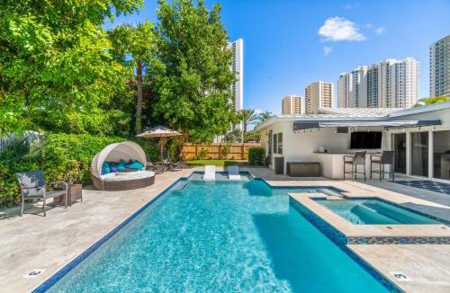 Singer Island House | Seaside Elegance - 4B-4B - 3 Master Suites, Heated Pool and Spa, Tanning Ledge, Golden Tee Arcade, Outdoor Bar with 65 Inch TV, BBQ, Walk to Beach! Sleeps 10
