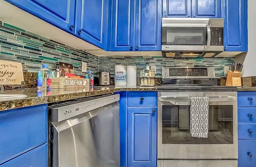 Vaught Condo | Seaside Escape: Pool, Pickleball, Putting Green & More - <2 Miles to the Beach!