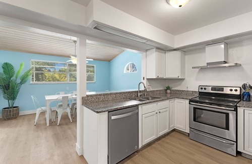 San Carlos Park House | Secluded Backyard w/Pool & HotTub. Sleeps up to 10. Centrally located. 3bed2b