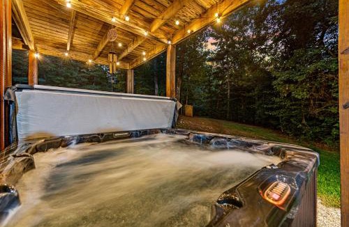 Epworth House | Secluded Cabin: Hot Tub & 10 Mi to Blue Ridge