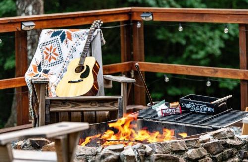 Epworth House | Secluded Cabin: Hot Tub & 10 Mi to Blue Ridge