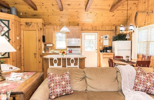 Lexington Cabin | Secluded Cottage with Indoor Hot-Tub Ideal for Couples in Virginia