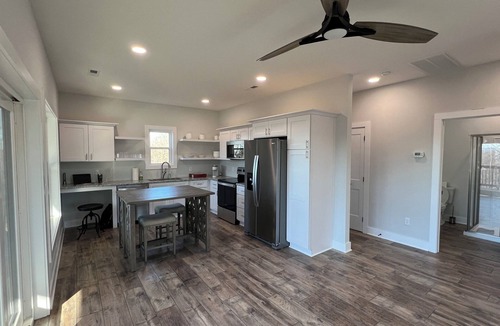 Byrdstown Cottage | Secluded New Cottage, Minutes From Sunset Marina Overlooking Pendergrass Creek