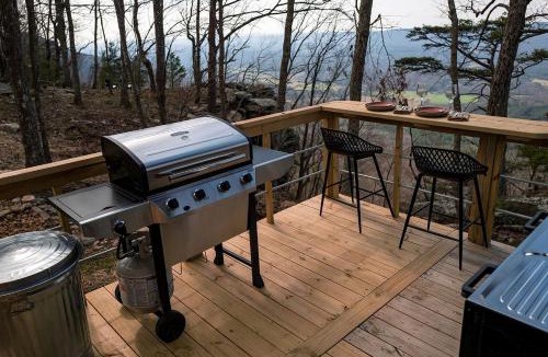 Menlo House | Secluded Rustic Studio-Style Chalet with Open-Air Outdoor Shower near Cloudland Canyon State Park, Menlo, Georgia