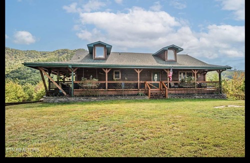 Newport Cabin | Secluded spacious 3-bedroom 2 floor cabin beautiful mountain views.