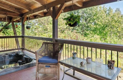 Newport Cabin | Secluded spacious 3-bedroom 2 floor cabin beautiful mountain views.