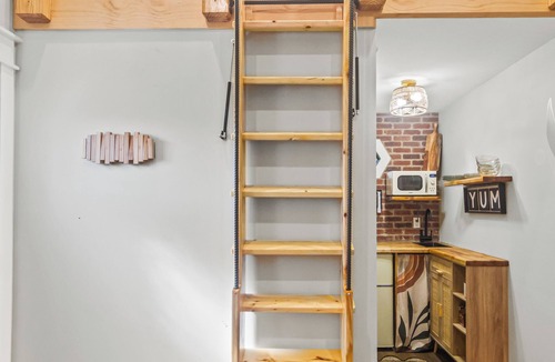 Greenville Cottage | Secluded Tiny Home in Exclusive Paris Mountain!