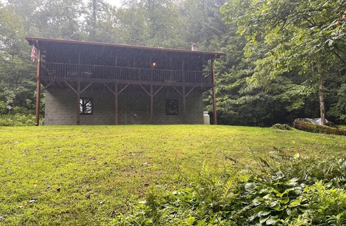 Cherokee Cabin | Secluded wilderness cabin retreat in Bryson City- Dog friendly! WiFi A/C