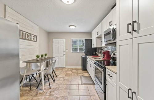 Riverside House | Seconds away from the fun in Historic Riverside!